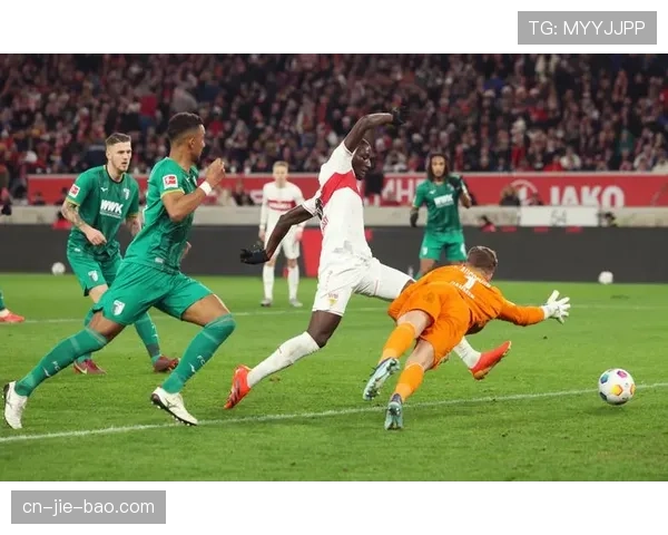 老将的坚持:斯图加特33岁门将穆勒扑出关键点球后的怒吼